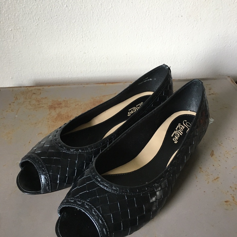 Trotter Size 7.5 Elegant Black Leather Peep-Toe Woven Flats Cushy Inner Sole